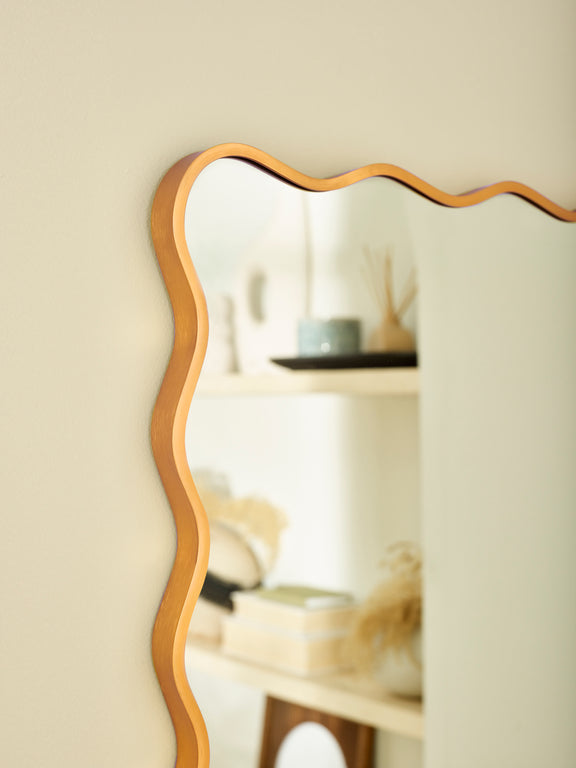 Stevie 92cm Gold Wavy Wall Mirror – detail view