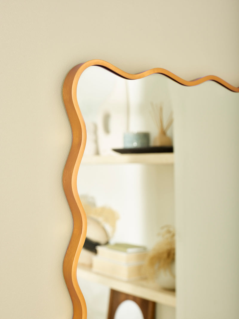 Stevie 92cm Gold Wavy Wall Mirror – detail view