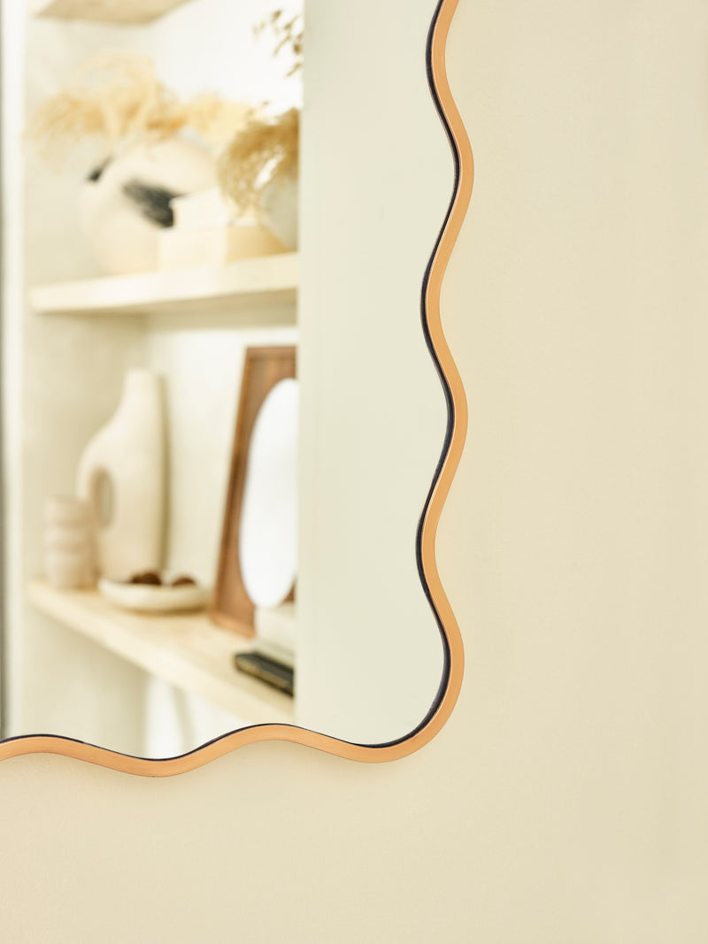Stevie 92cm Gold Wavy Wall Mirror – detail view