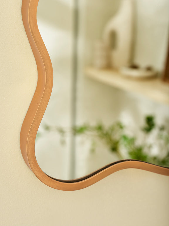 Stevie 92cm Gold Wavy Wall Mirror – detail view
