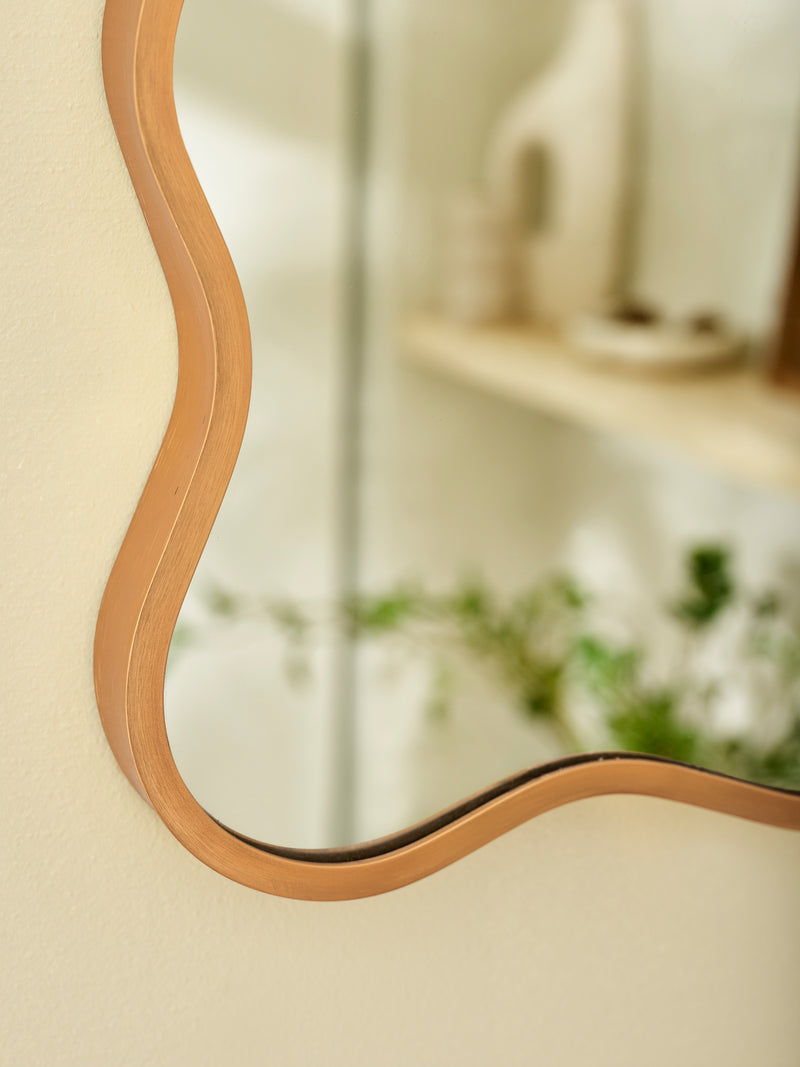 Stevie 92cm Gold Wavy Wall Mirror – detail view