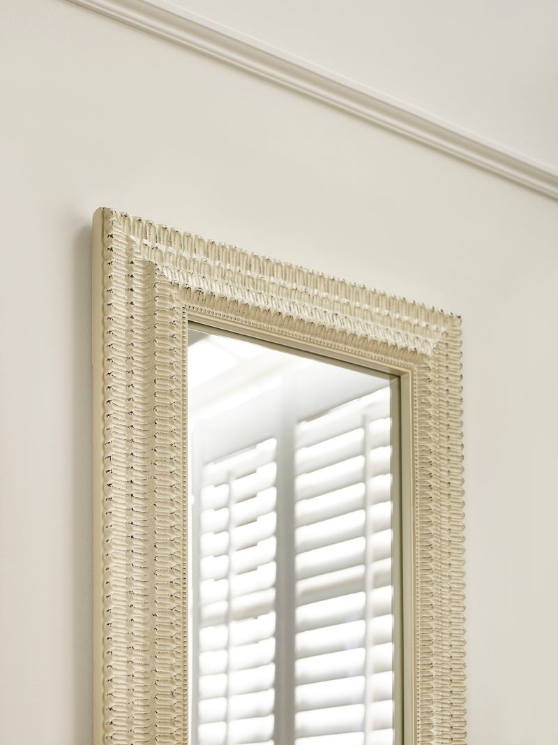 Alanis 130cm White Rectangular Wall Mirror – detail view