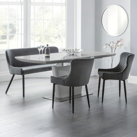 Dining room with a modern table and chairs in a bright room.