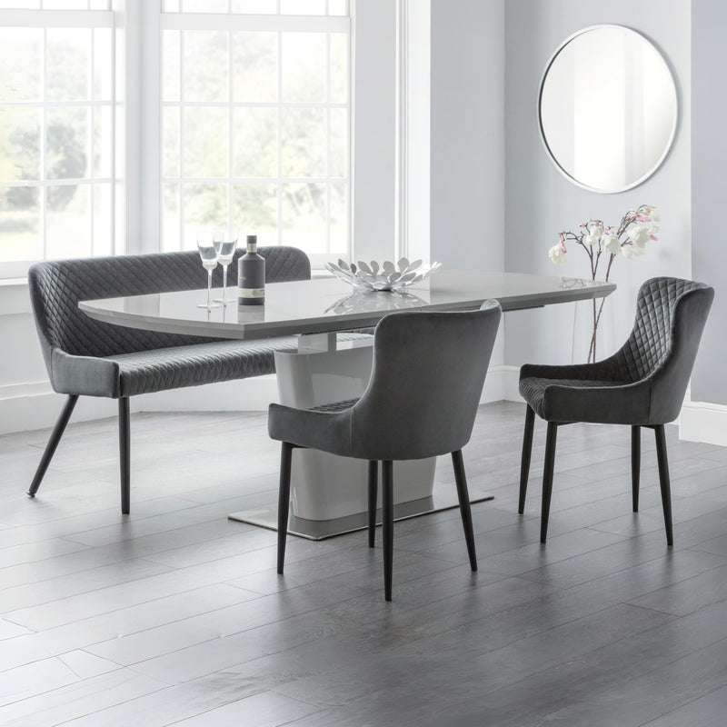 Dining room with a modern table and chairs in a bright room.
