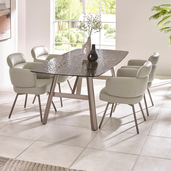 Dining room with a modern table and chairs in a bright room.